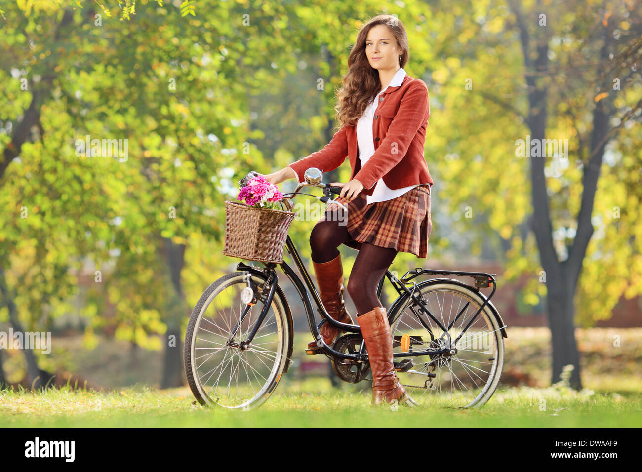 Schöne Frau mit dem Fahrrad in einem Park, Blick in die Kamera Stockfoto