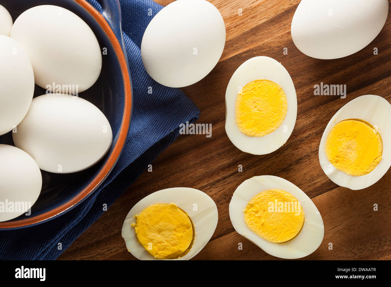 Bio hart gekochten Eiern fertig zum Verzehr Stockfoto