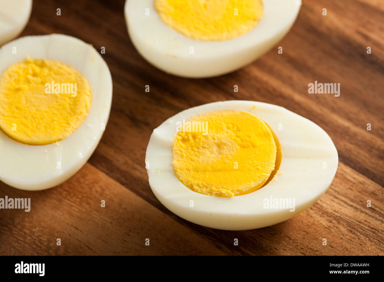 Bio hart gekochten Eiern fertig zum Verzehr Stockfoto