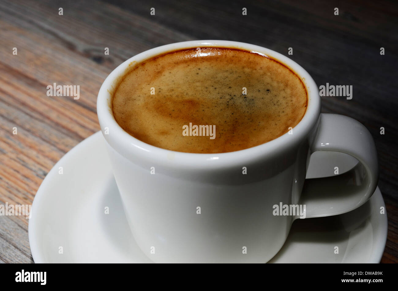 Close-up Tasse Espresso-Kaffeemaschine auf Holzbrett Stockfoto