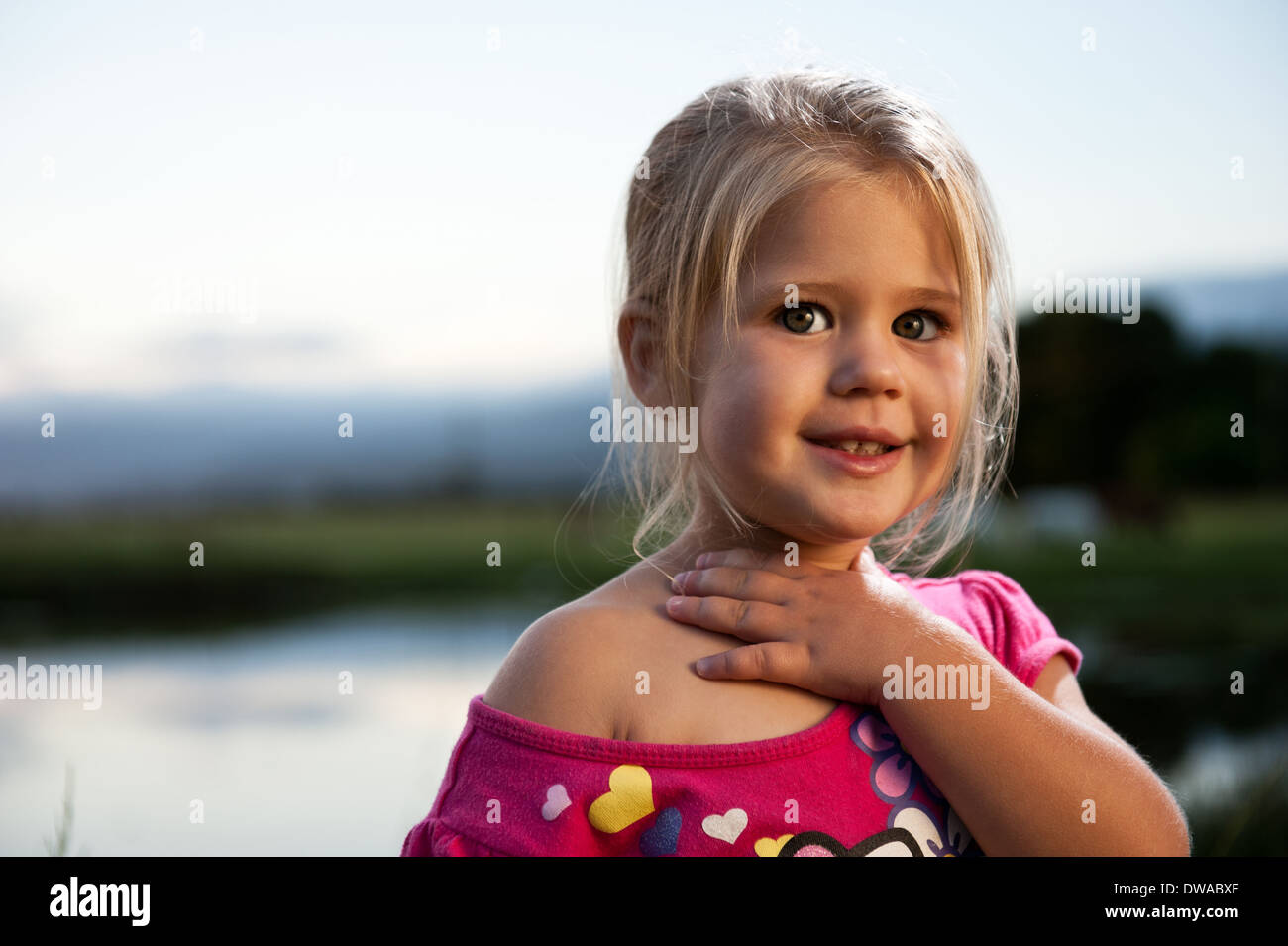 Niedlichen Kleinkind Mädchen im Freien während des Sonnenuntergangs. Stockfoto