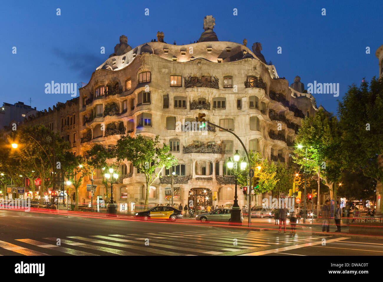 Casa Mila von Gaudi in der Dämmerung, Laterne, Passeig de Gracia, Stockfoto