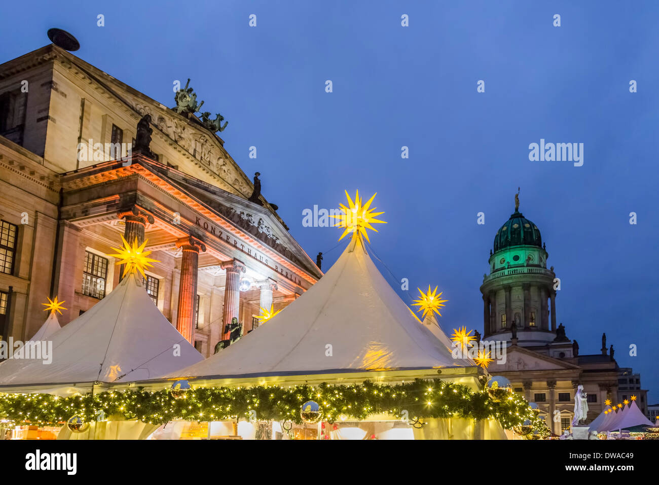 Weihnachtsmarkt auf dem Gendarmenmarkt, französischer Dom, Stockfoto