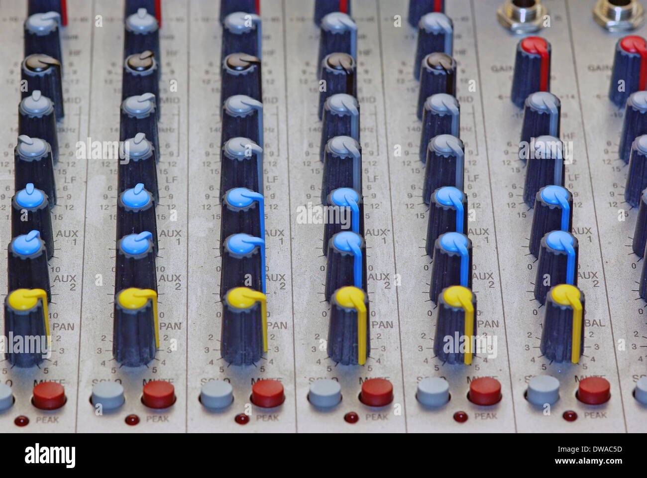 Mischer-Panel in einem Tonstudio. Stockfoto