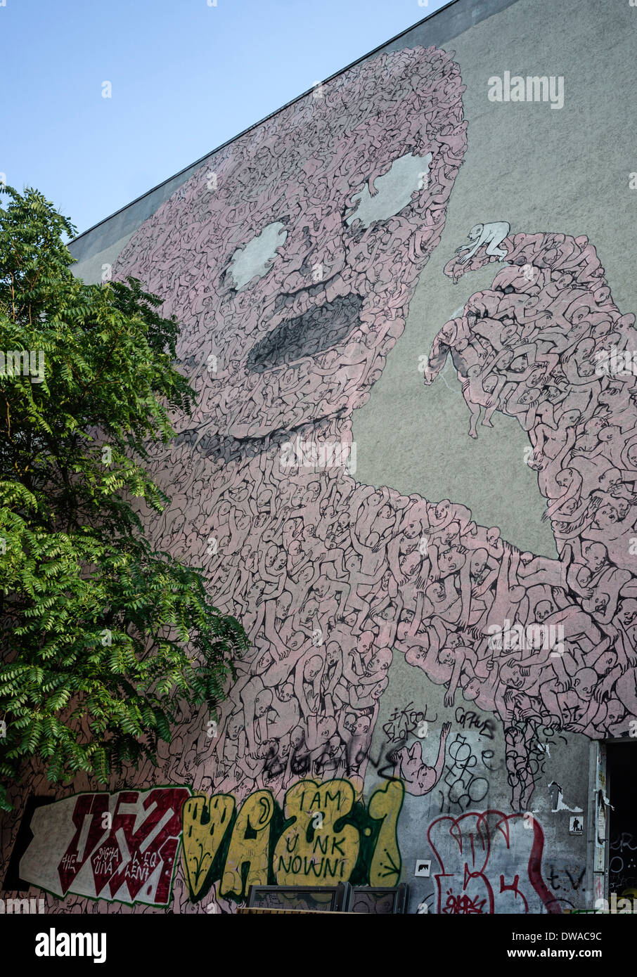 Backjump, 2007, Wandbild des italienischen Künstlers Blu, Kreuzberg, Berlin Stockfoto
