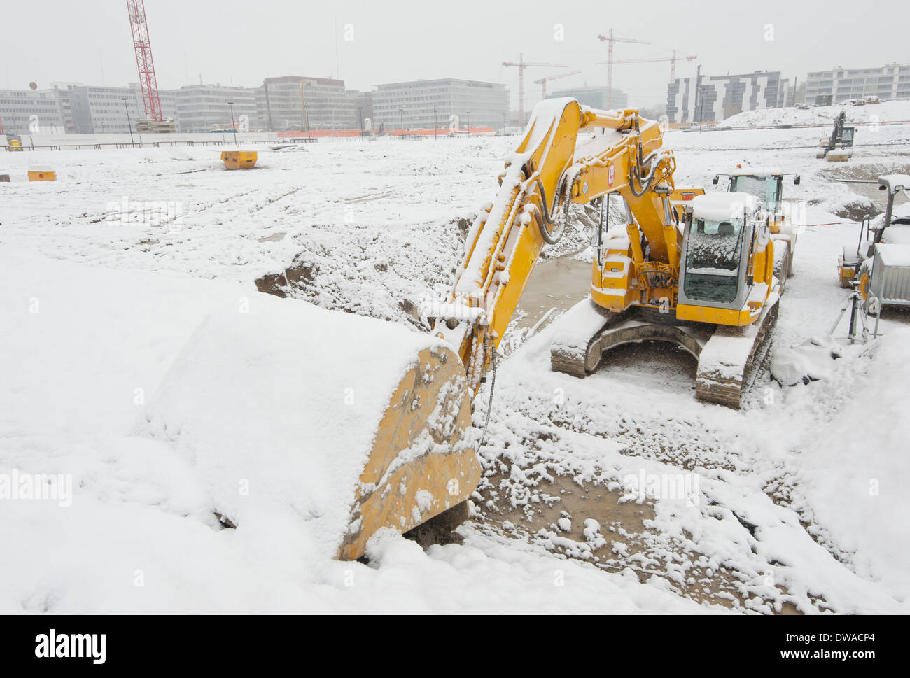 Bau bauen auf einer verschneiten Winter-Baustelle in Zürich, Schweiz Stockfoto