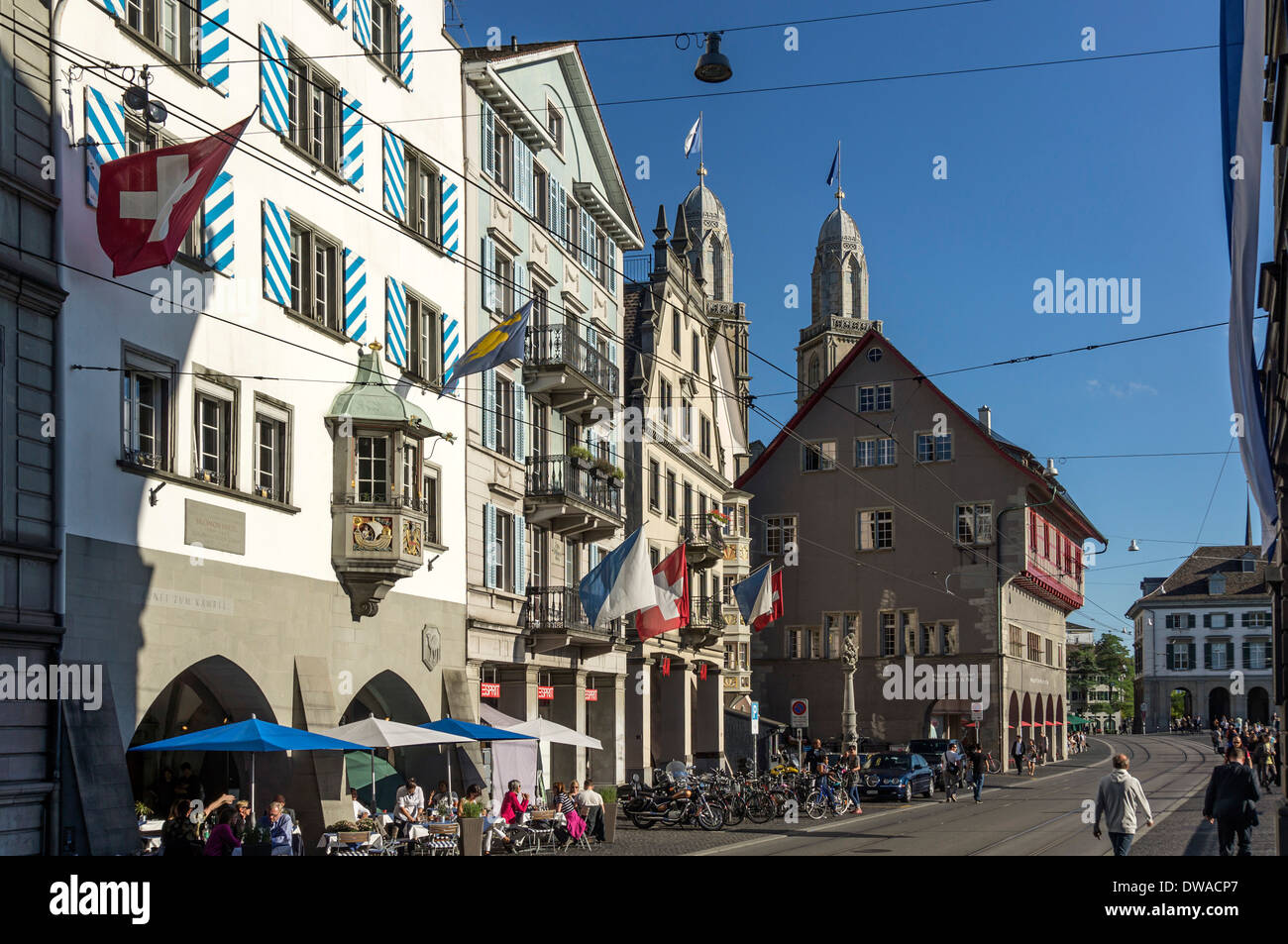 Altstadt von Zürich, Limmat Quai, Grossmünster Stockfoto
