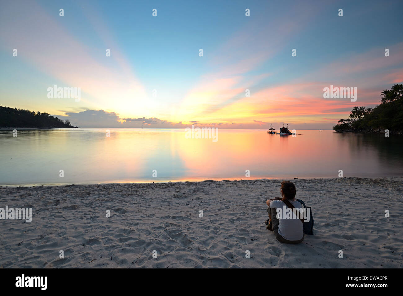 Touristen am Strand sitzen und einer atemberaubenden goldenen Sonnenuntergang hatte Salat, Koh Phangan, Süd-Thailand. Verschwommene mot Stockfoto