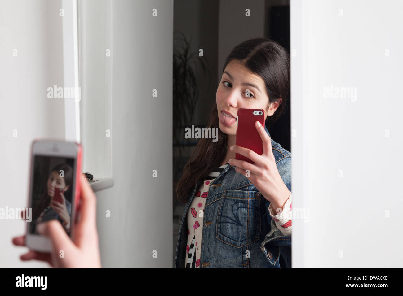 Teenager-Mädchen nimmt im Spiegel eine selbst-shot Stockfoto