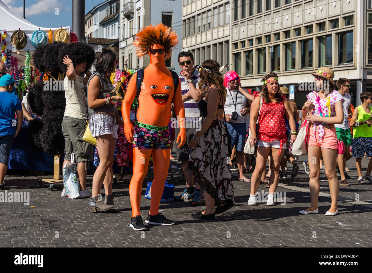 Partypeople in lustigen Kostümen bei street Parade, Zürich Stockfoto