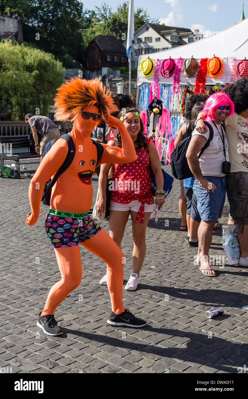 Partypeople in lustigen Kostümen bei street Parade, Zürich Stockfoto