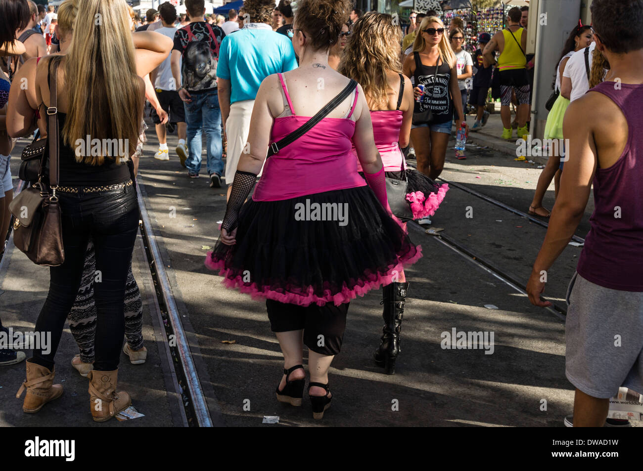 Partypeople in lustigen Kostümen bei street Parade, Zürich Stockfoto