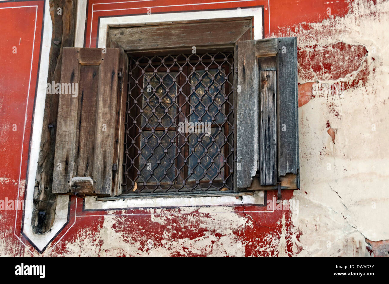 Authentischen antiken Straße Holzfenster mit Eisen Rost, Stadt Koprivshtitsa, Bulgarien Stockfoto