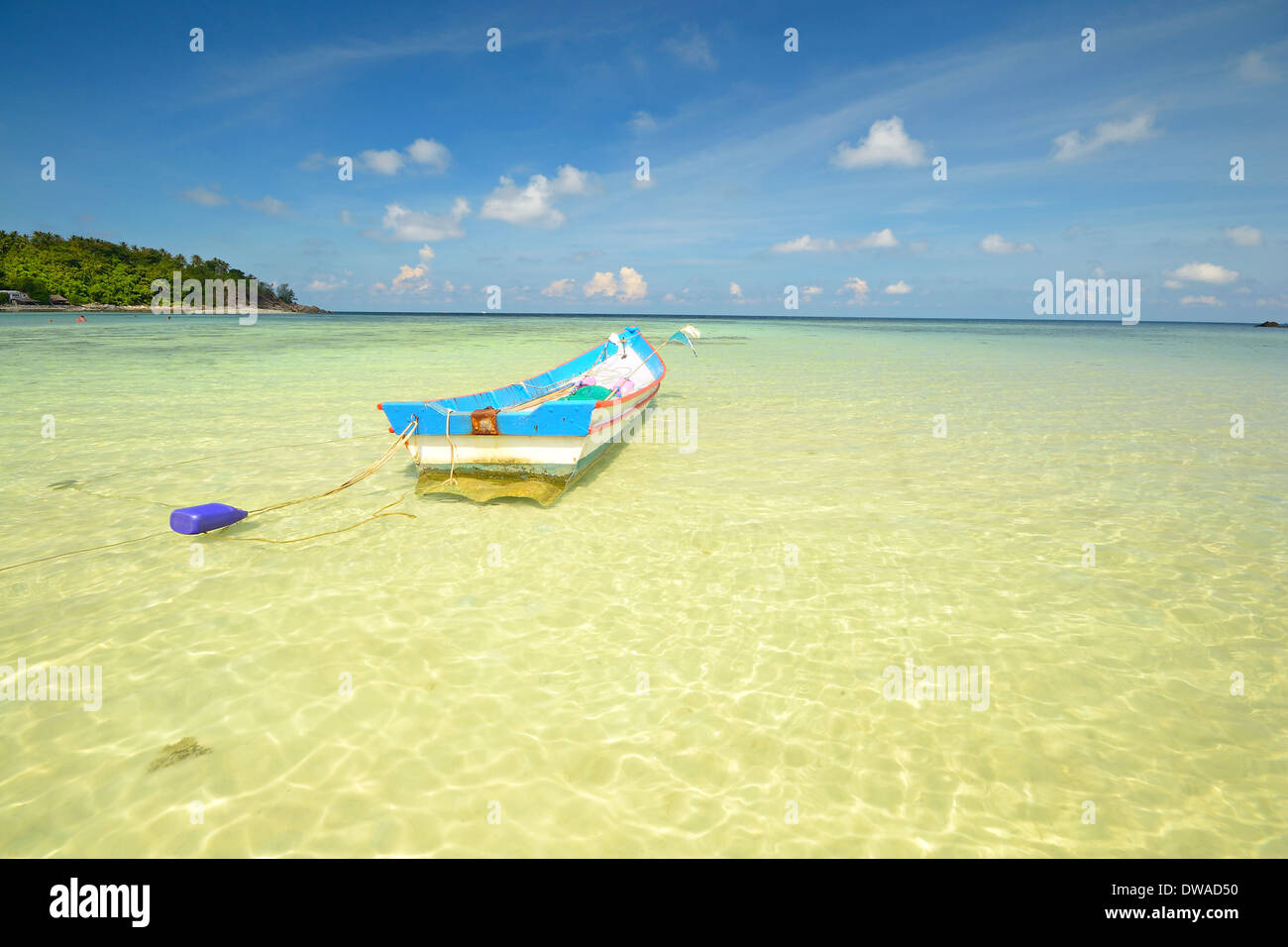 Boot schwimmt auf der atemberaubenden tropischen Meer hatte Salat, Koh Phangan, Süd-Thailand. Stockfoto
