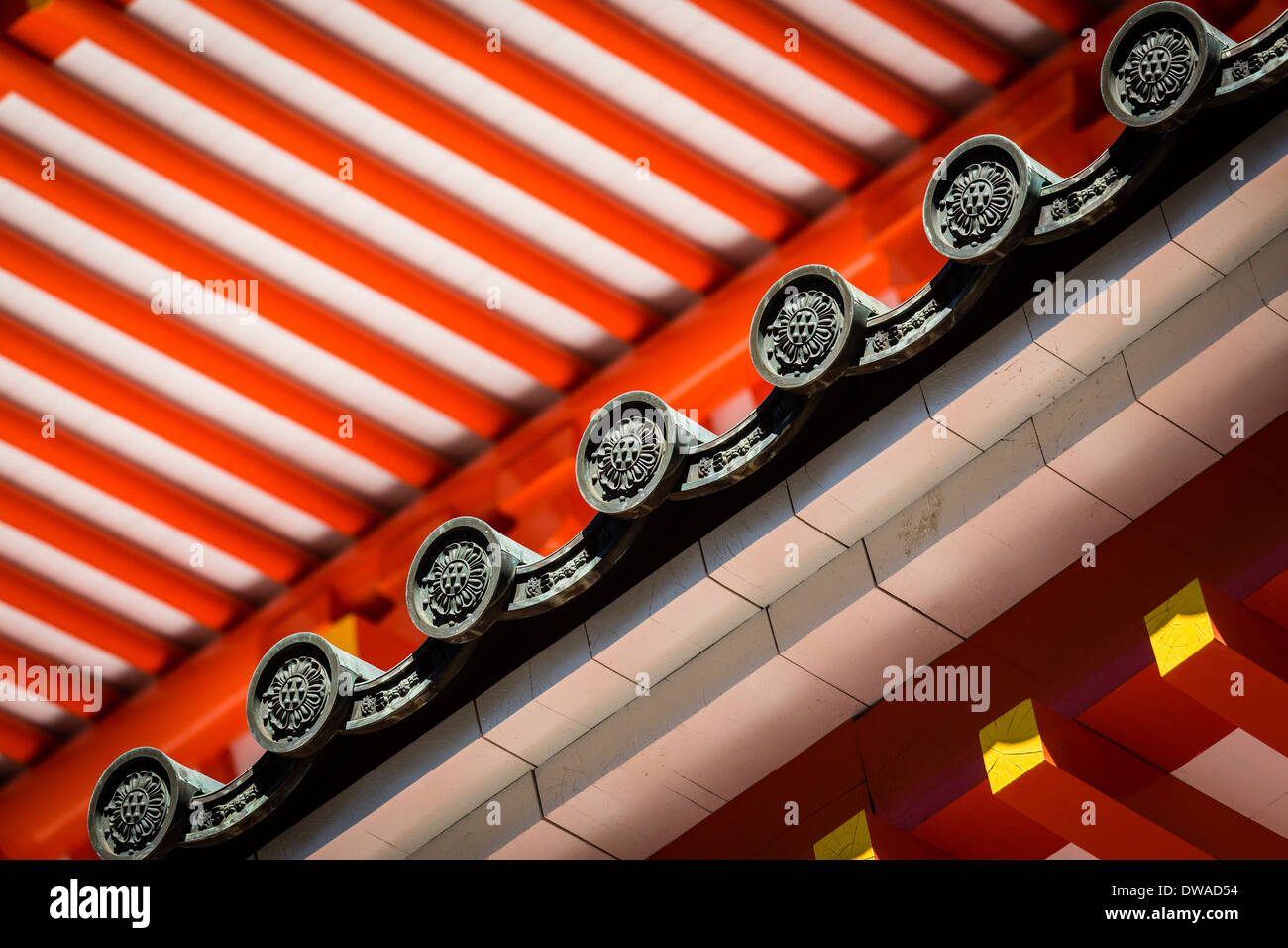 Details auf dem Dach des Konpon Daito Pagode in Koyasan Stockfoto