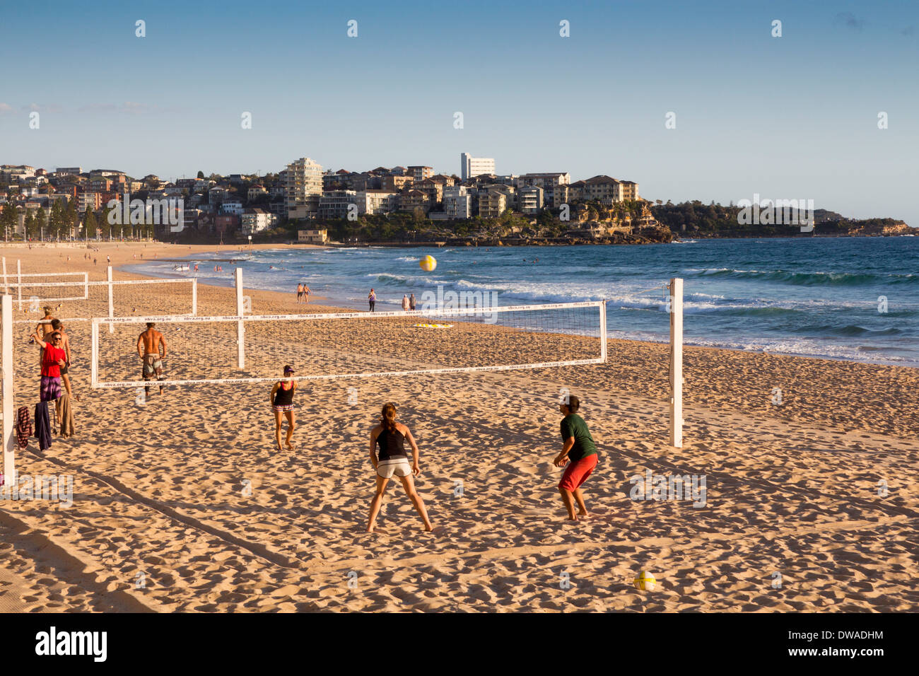 Männliche Steyne Nordstrand in der Morgendämmerung mit Frauen spielen Beach-Volleyball nördlichen Strände Sydney New South Wales NSW Australia Stockfoto