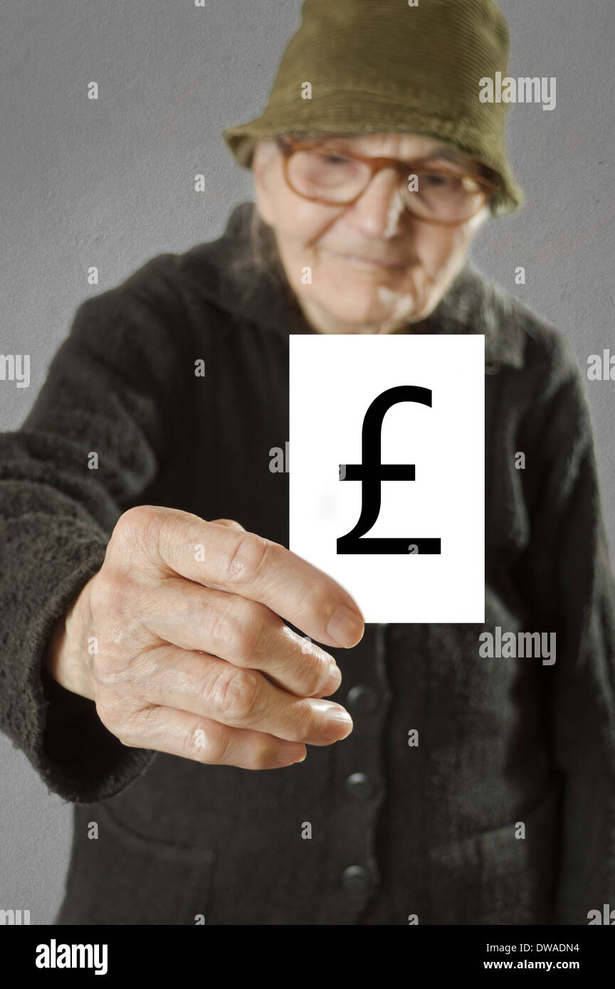 Ältere Frau mit Karte mit gedruckten englischen Pfund Sterling Mark. Selektiven Fokus auf der Karte und Finger. Stockfoto
