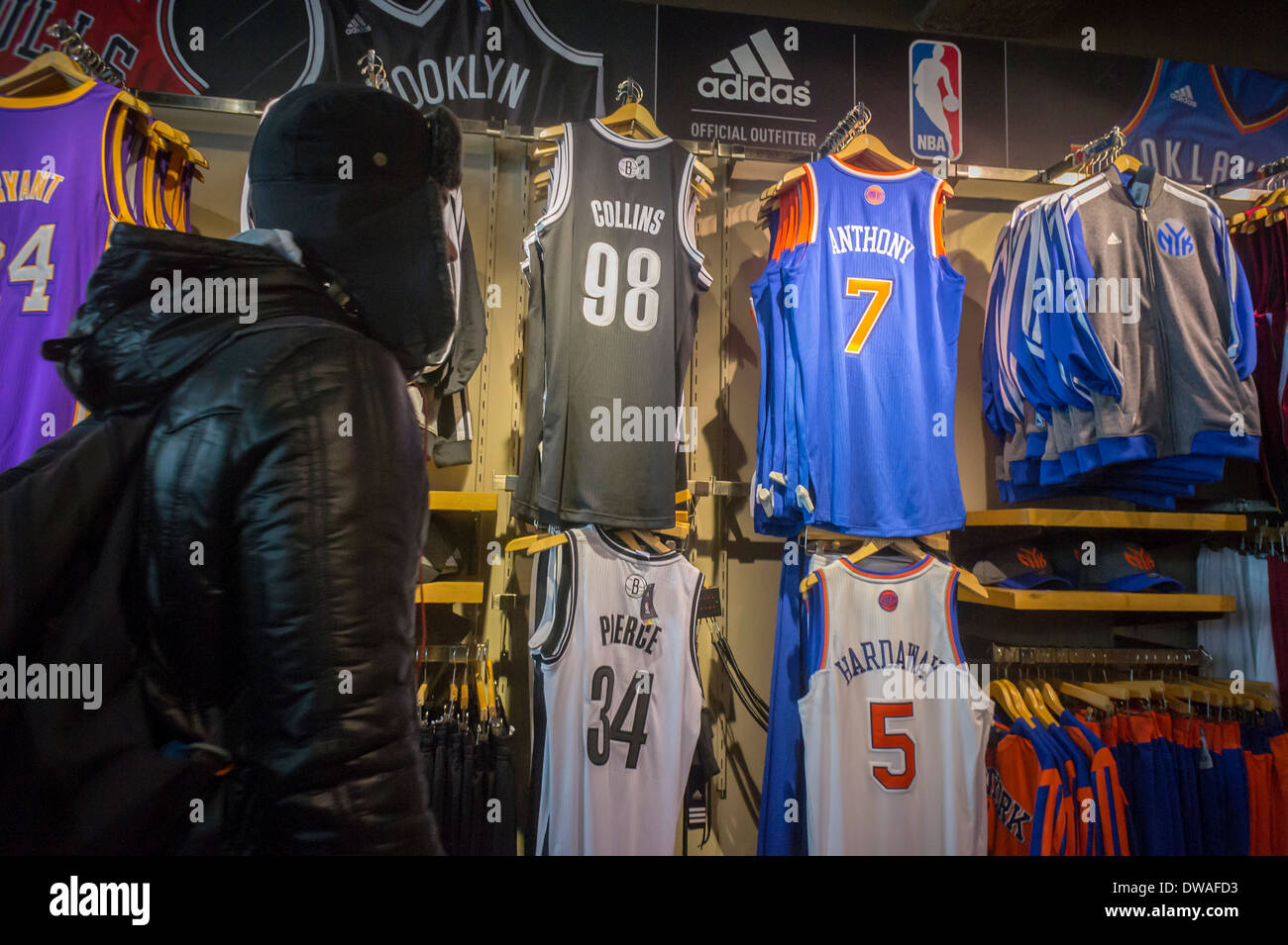 Jason Collins Zahl 98 Brooklyn Nets Basketballtrikot ist unter den anderen Spielern Uniformen im NBA Store in New York gesehen. Stockfoto