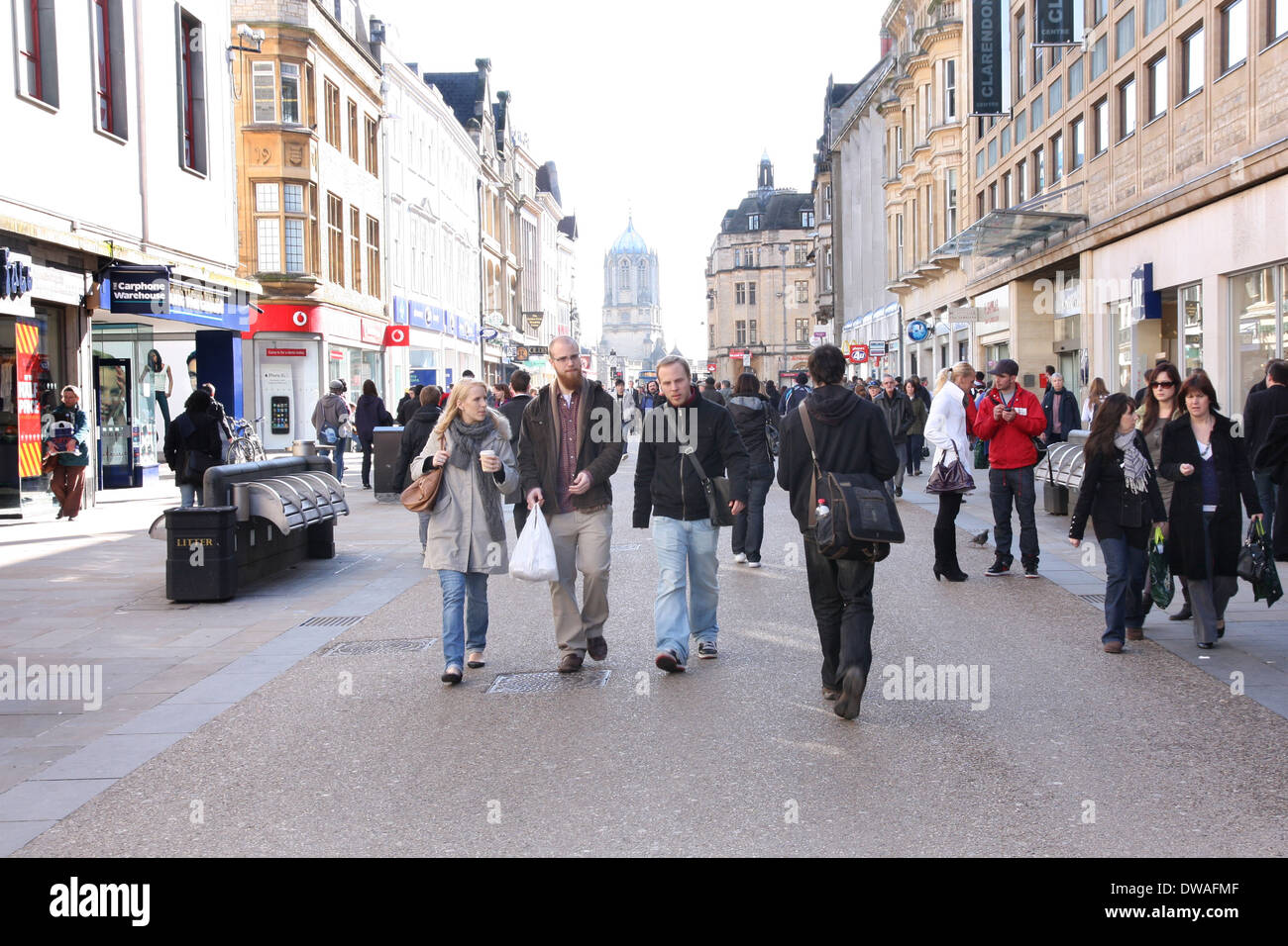 Oxford ist Cornmarket Street UK beschäftigt Stockfoto