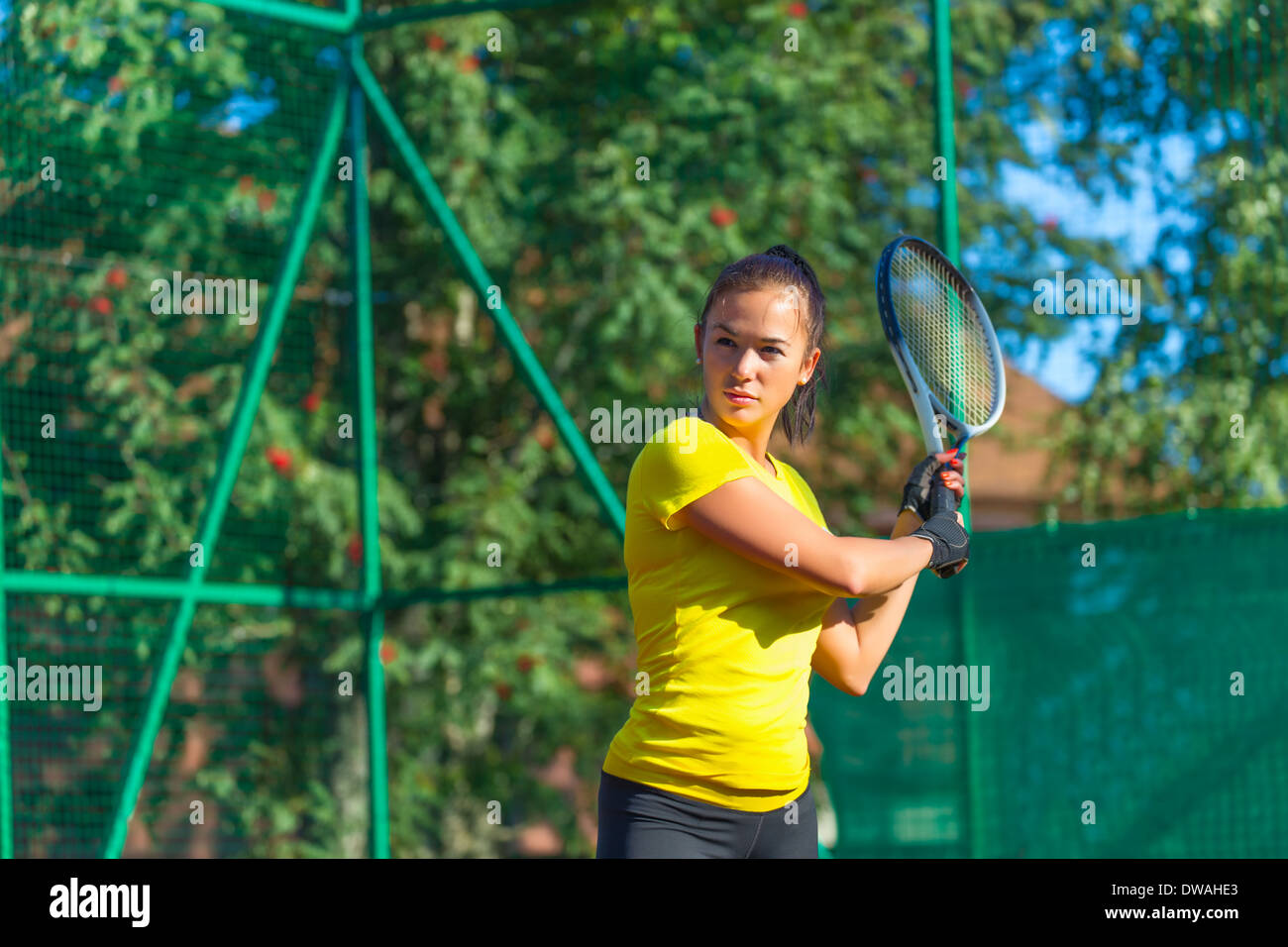 Hübsche Frau spielt Tennis im freien Stockfoto