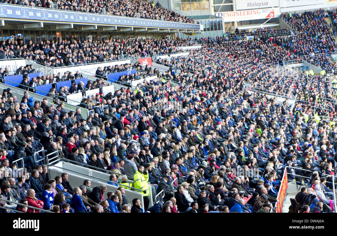 Fußball-Fans bei Cardiff City Stadium, Cardiff, Südwales, UK Stockfoto