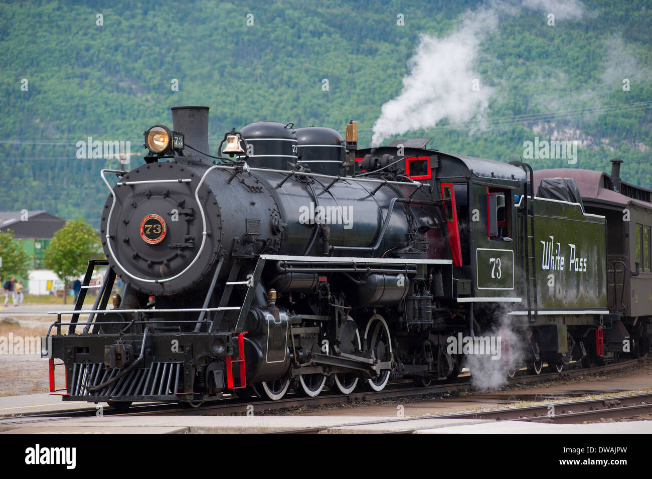 Trainieren Sie mit historischen Dampflok Nummer 73 verlassen Skagway, Alaska, Yukon Route White Pass railroad Stockfoto