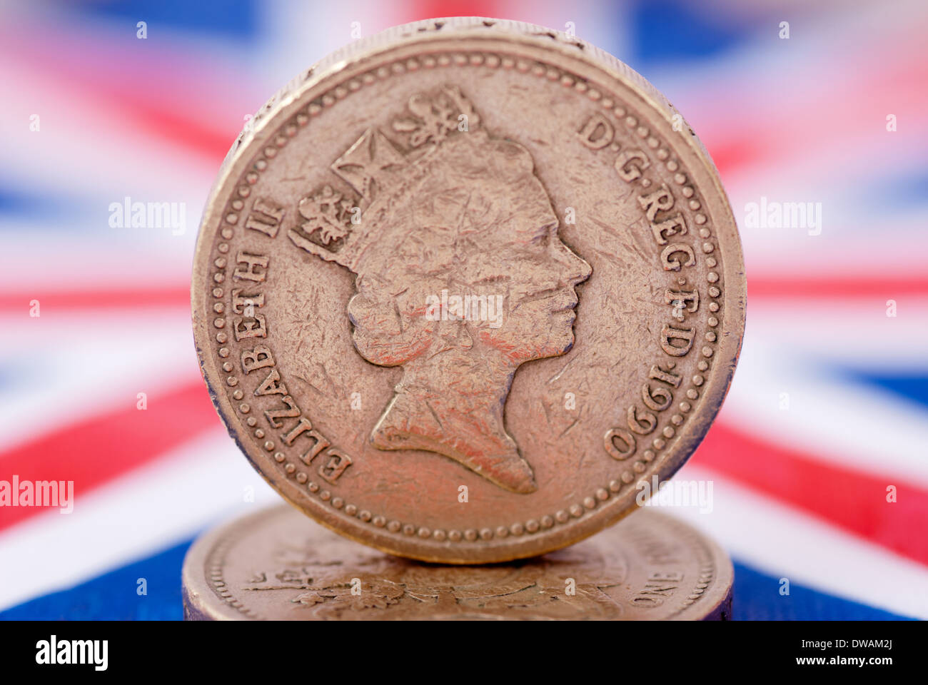 Ein Pfund-Münzen vor dem Union Jack-Hintergrund Stockfoto