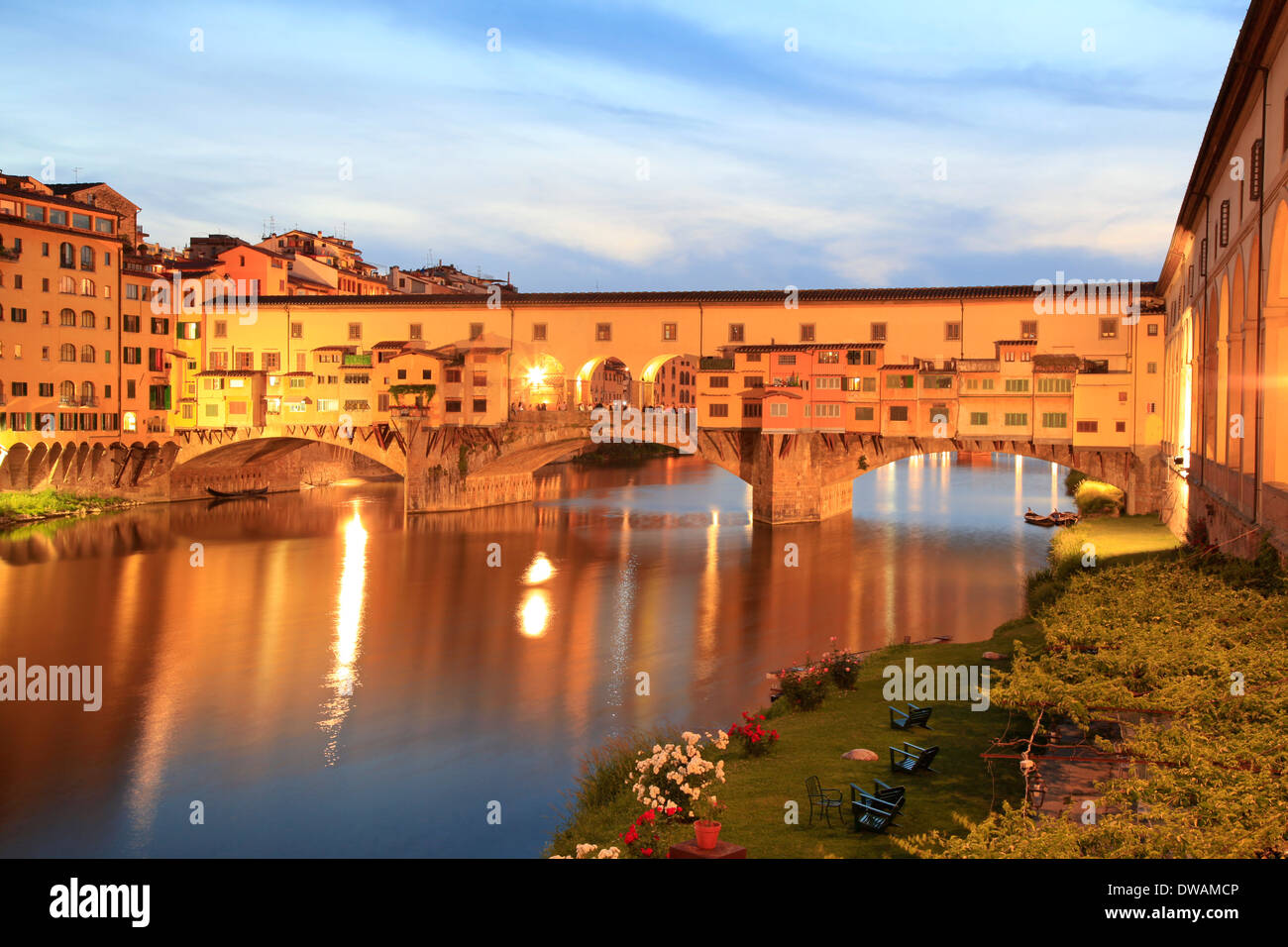 Ponte Vecchio in der Abenddämmerung, Florenz, Italien Stockfoto