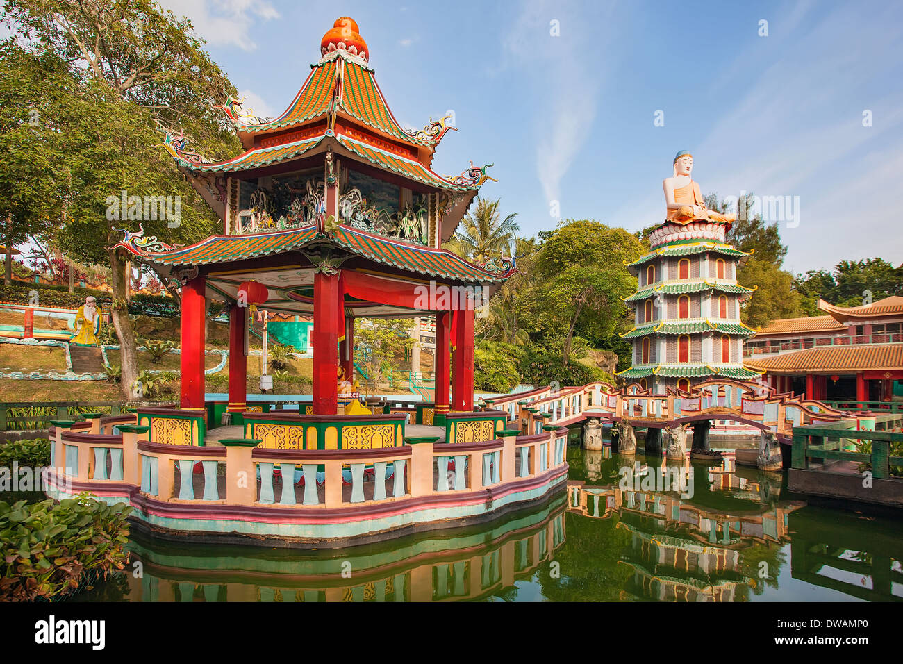 Singapur - 1. Februar 2014: Chinesische Pagode und Pavillon am See im Themenpark Haw Par Villa. Stockfoto
