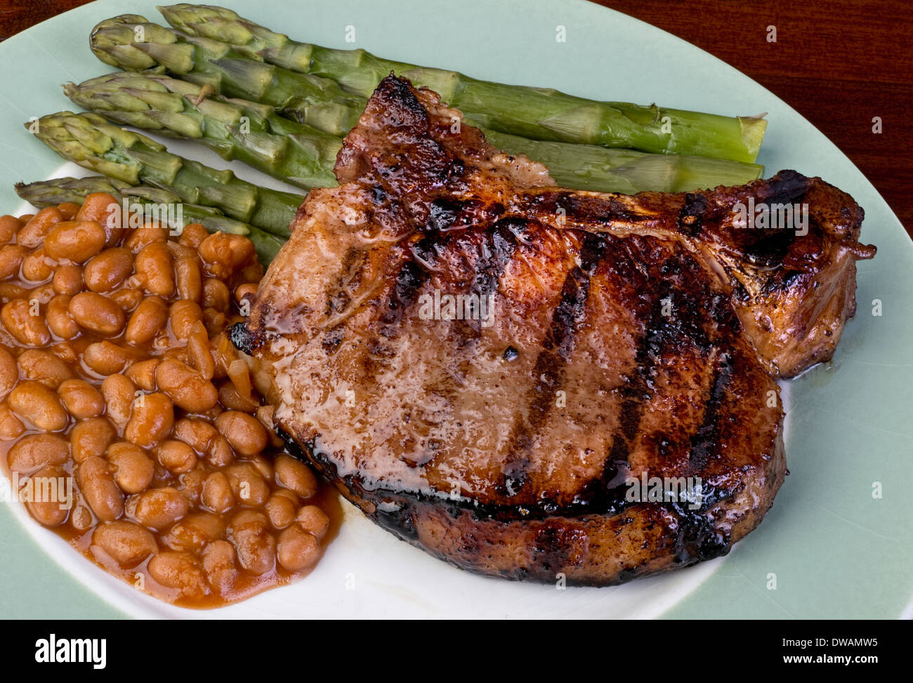 Dicke Schweinekoteletts, Bohnen und Rosenkohl Stockfotografie - Alamy