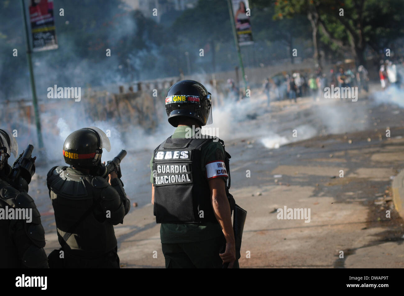 Caracas, Venezuela. 4. März 2014. Demonstranten Zusammenstoß mit der Bolivarischen Nationalpolizei in einem Protest in Altamira, in der Gemeinde Chacao Venezuela, am 4. März 2014. Bildnachweis: Manaure Quintero/Xinhua/Alamy Live-Nachrichten Stockfoto
