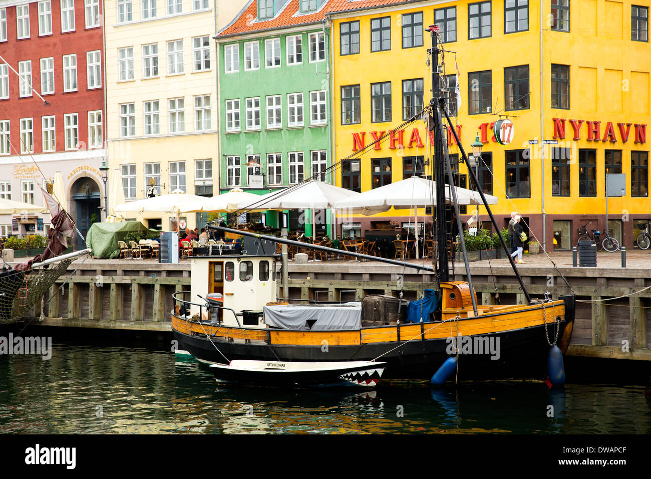 Nyhavn ist ein Kanal in Kopenhagen und historischen Gebäuden gesäumt und Boote vertäut. Stockfoto