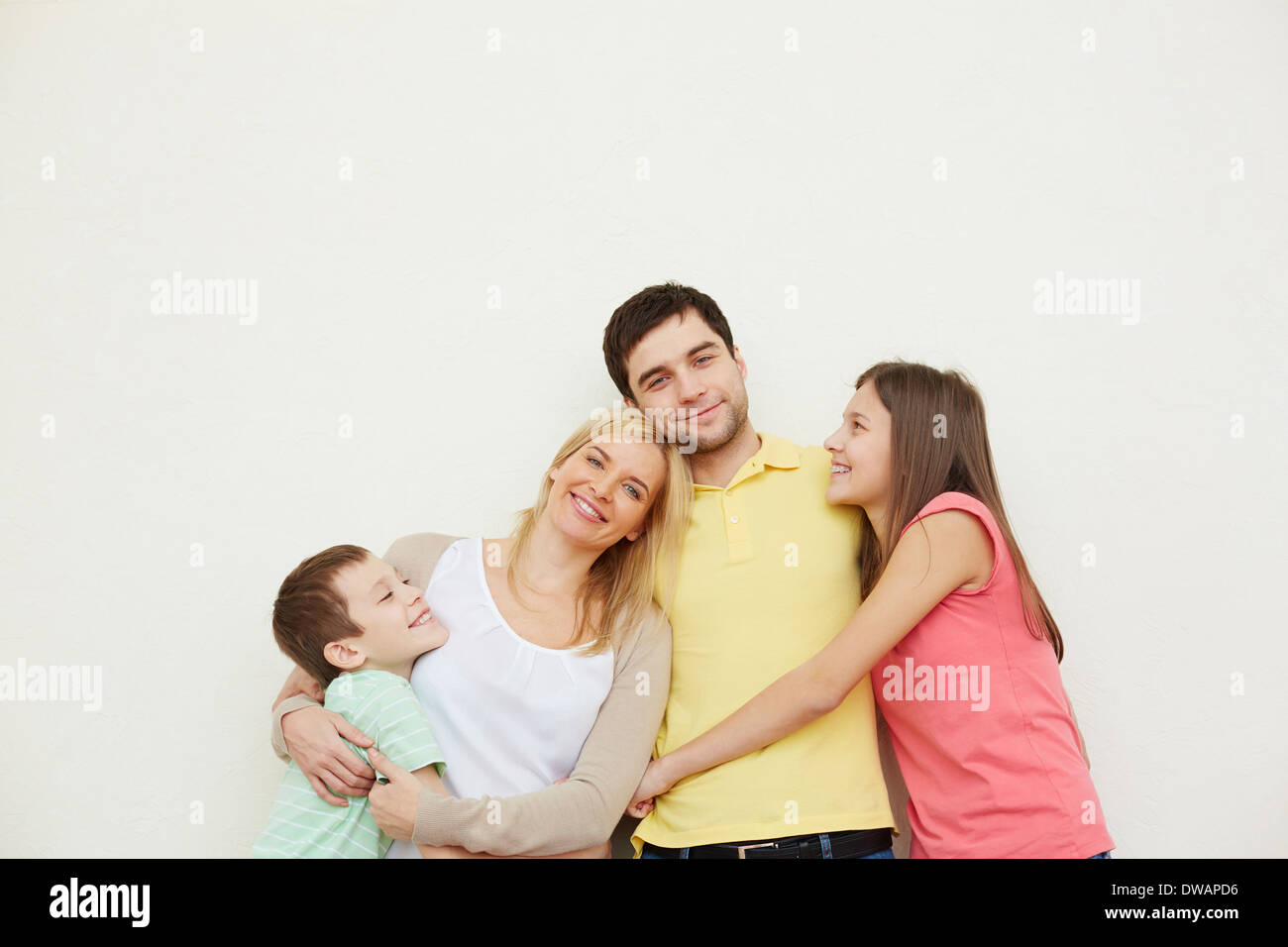 Porträt von liebevollen vierköpfige Familie posiert auf weißem Hintergrund Stockfoto
