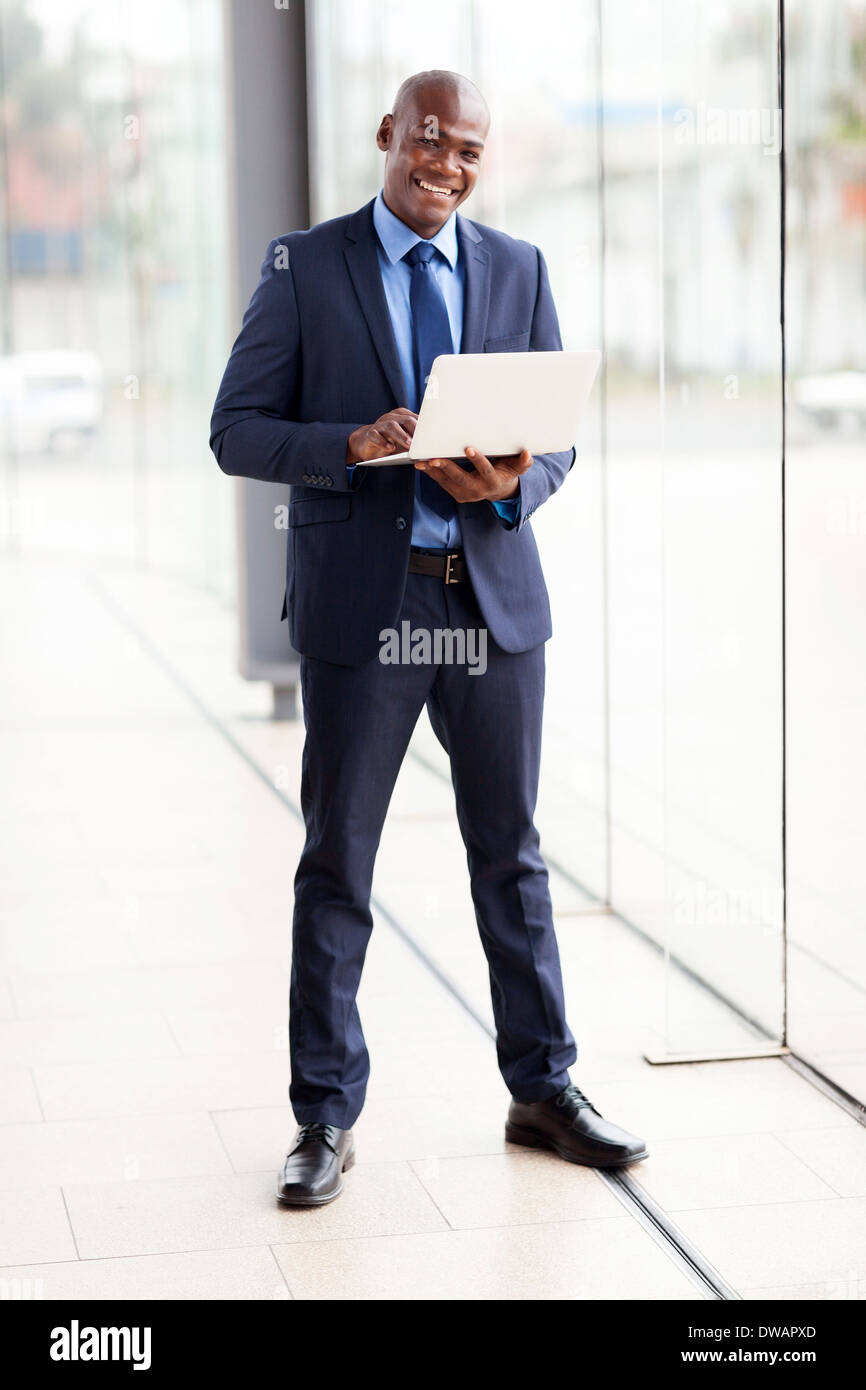 fröhlichen jungen afrikanischen Geschäftsmann mit laptop Stockfoto