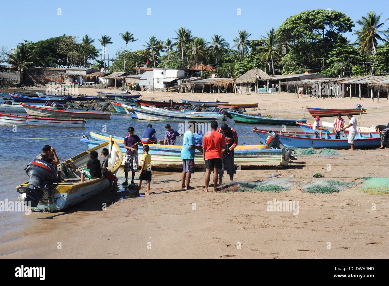 Hummer-Fischer am Strand von Los Cobanos in El Salvador Stockfoto