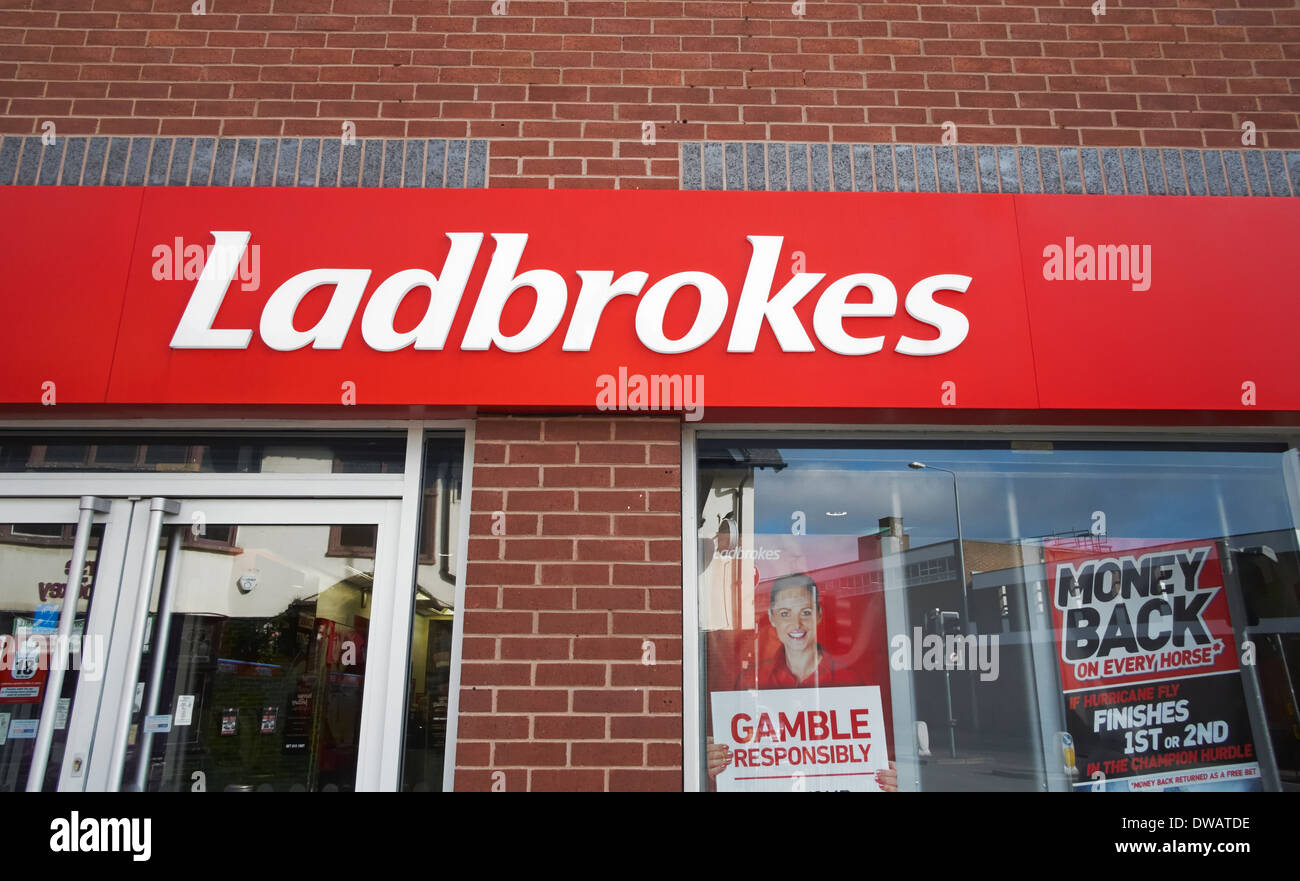 Ein Zweig der Ladbrokes Buchmacher Wetten Ladenfront England uk Stockfoto