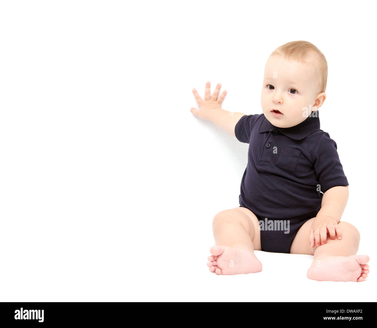 Babys zeigen mit der Hand auf weißem Hintergrund Stockfoto