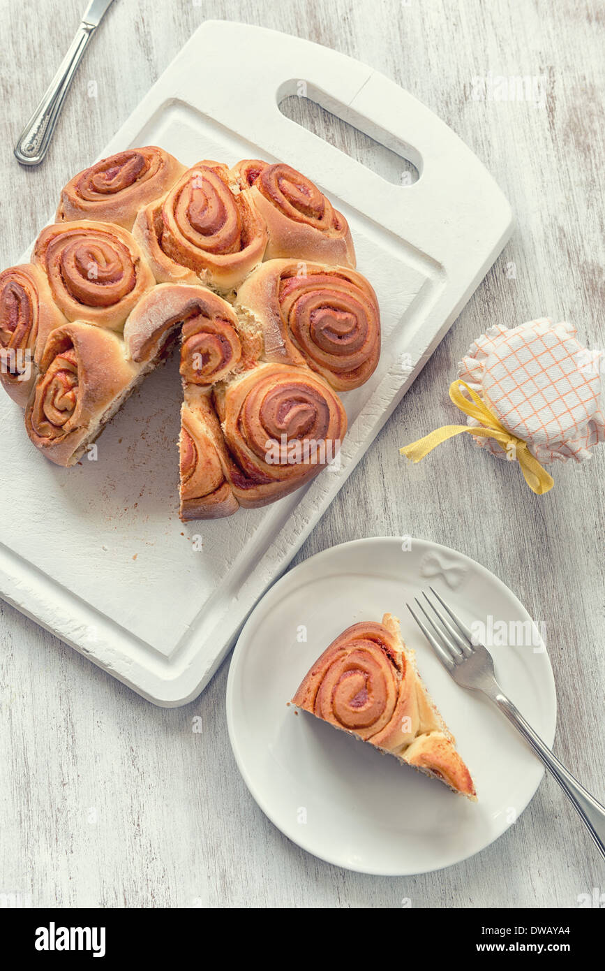 Rose Kuchen traditionelles italienisches Gebäck mit Hund Hip-Hop jam Stockfoto