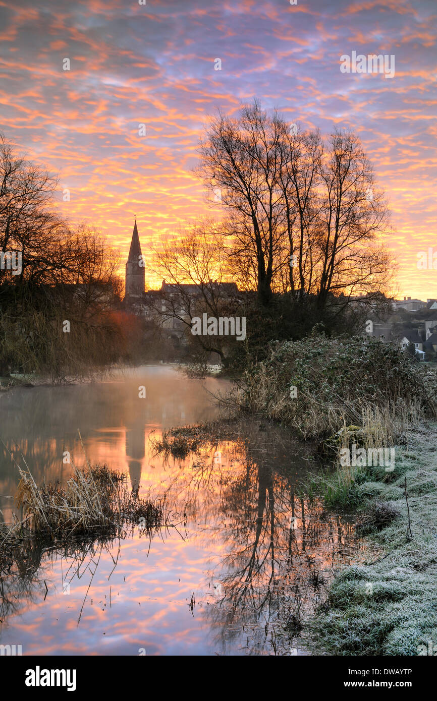 Malmesbury, Wiltshire, UK. 5. März 2014. Die ersten Sonnenstrahlen einen frühen März Sonnenaufgang erleuchten den Himmel über Wiltshire-Hügel-Stadt von Malmesbury. Bildnachweis: Terry Mathews/Alamy Live-Nachrichten Stockfoto