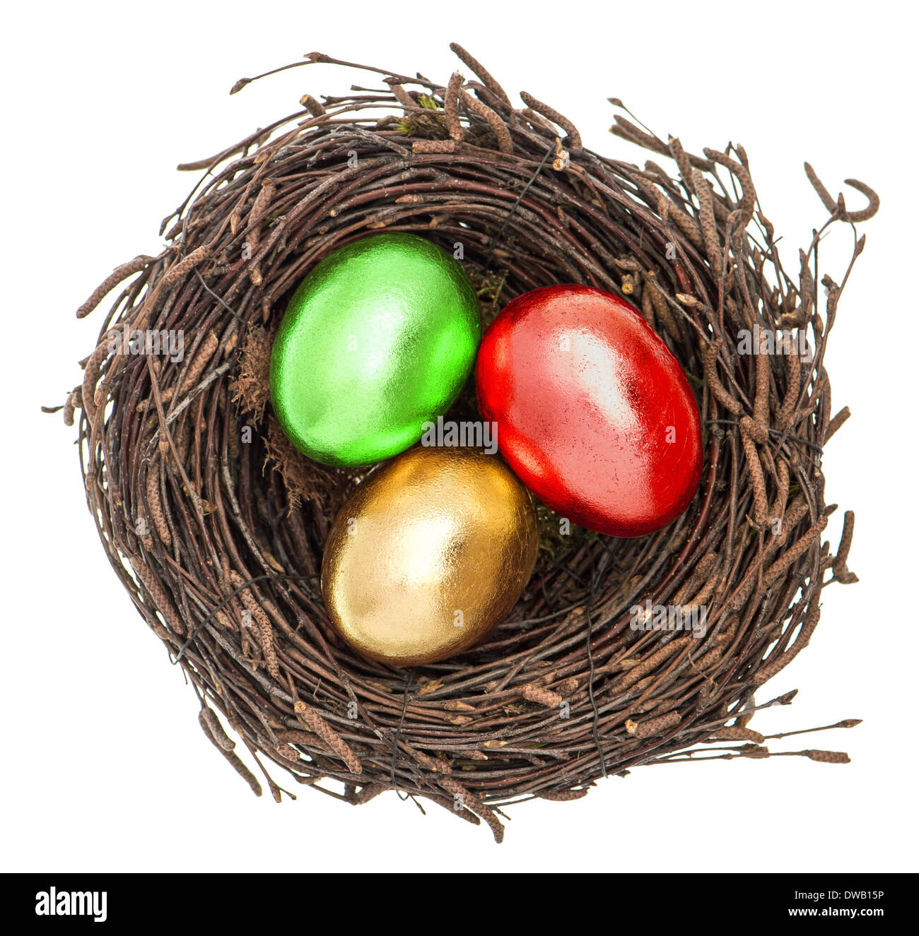 Ostereier in Gold, rot, grün, isoliert auf weißem Hintergrund Stockfoto