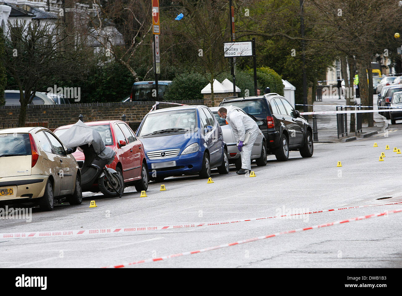 Forensische Team am Tatort ein 17 Jahre altes Opfer erstochen in der Nähe von ermäßigen Park North London Stockfoto