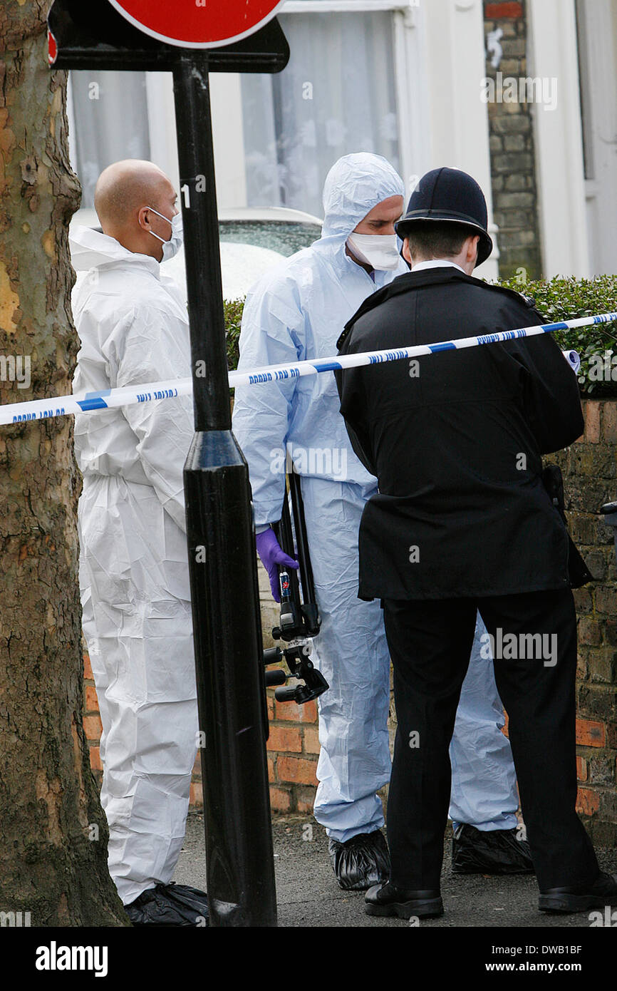 Forensische Team am Tatort ein 17 Jahre altes Opfer erstochen in der Nähe von ermäßigen Park North London Stockfoto