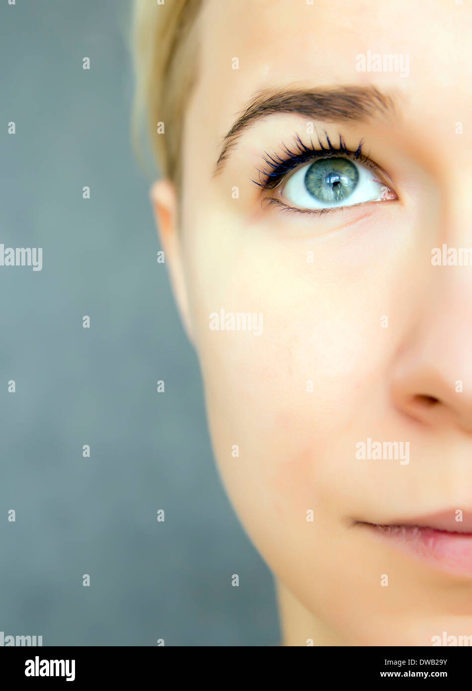 Portrait von junge schöne Frau auf der Suche über Stockfoto