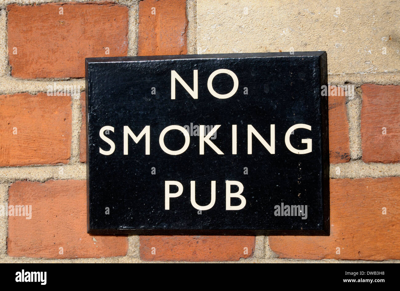 London, England, Vereinigtes Königreich. "Keine Rauchen Pub" Zeichen Stockfoto