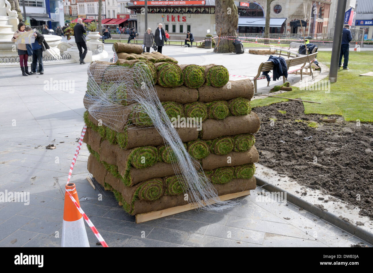 London, England, Vereinigtes Königreich. Verlegung neuer Rasen am Leicester Square (März 2014) Stockfoto