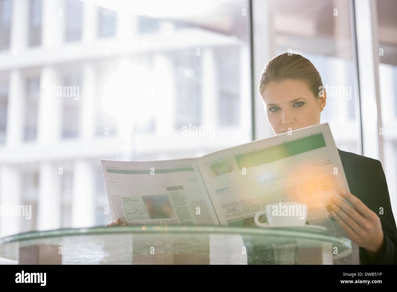 Geschäftsfrau, die Zeitung im Büro café Stockfoto