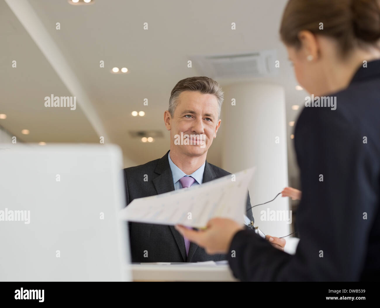 Geschäftsleute in Büro-Kantine Stockfoto