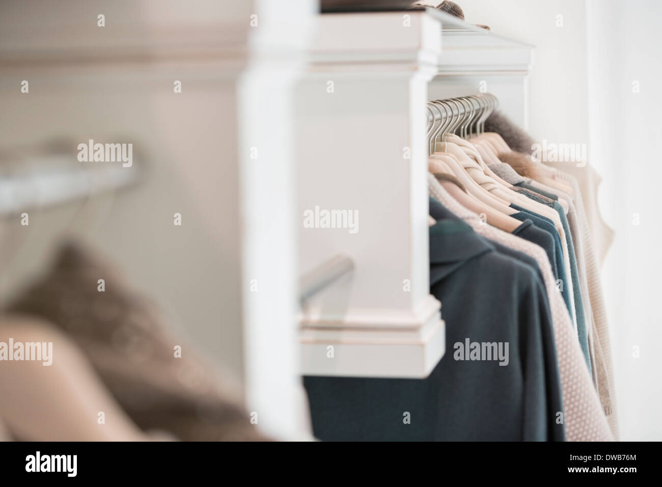 Pullover im Shop angezeigt Stockfoto