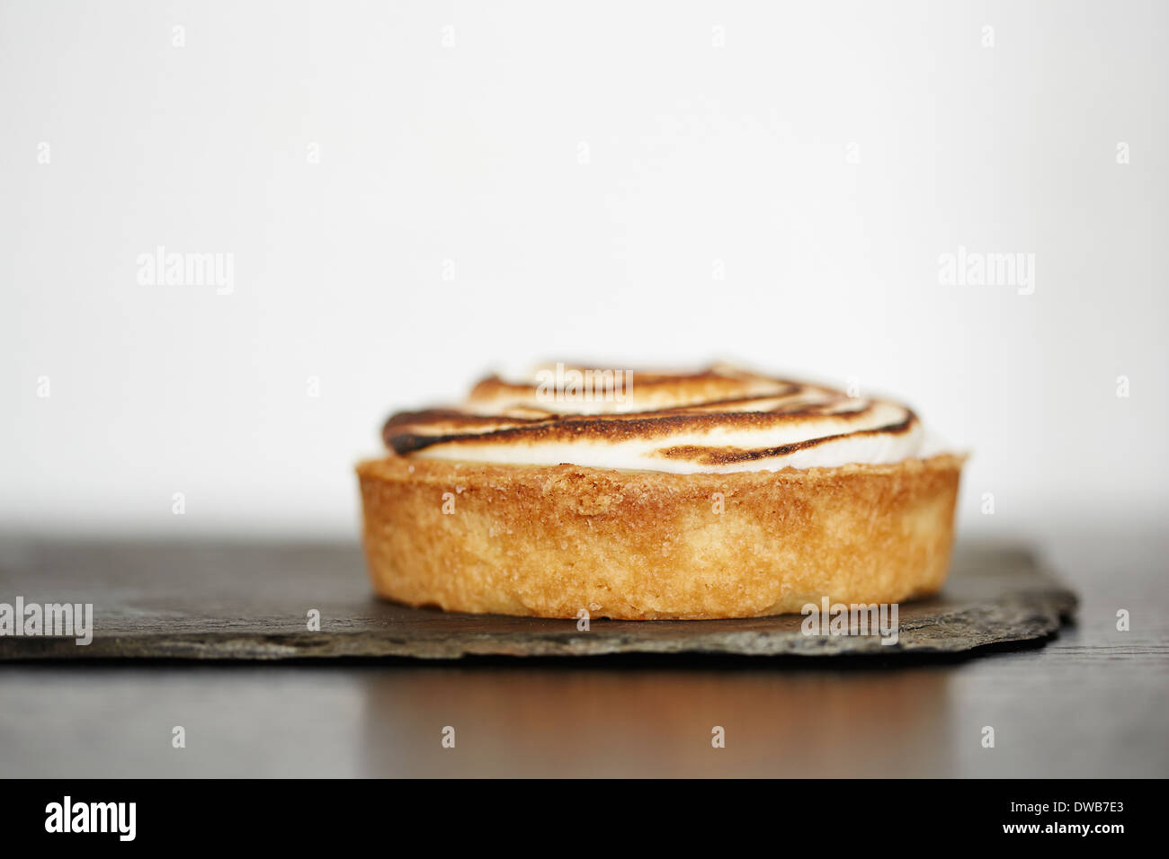 Nahaufnahme von Zitronentorte auf Schiefer Stockfoto