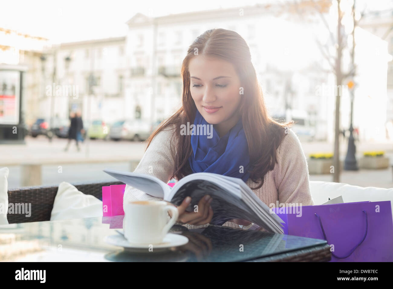 Schöne Frau Lesebuch im Straßencafé Stockfoto